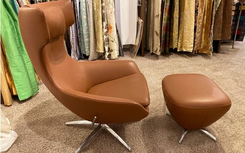 Drehsessel Caruzzo von Leolux + Nackenkissen und passendem Hocker