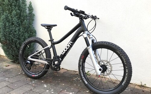 Woom off 20“ AIR 4 High-End Kinder-Mountainbike mit Federgabel black (6-8 Jahre)