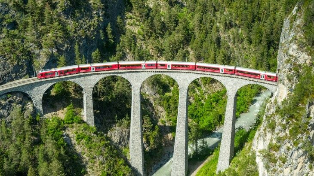 Im Bernina Express von Tessin nach Graubünden – 9-tägige Alpenreise für 2 Personen